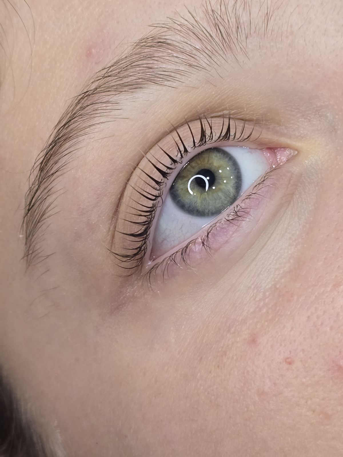 Resultado de lifting de pestañas y perfilado de cejas