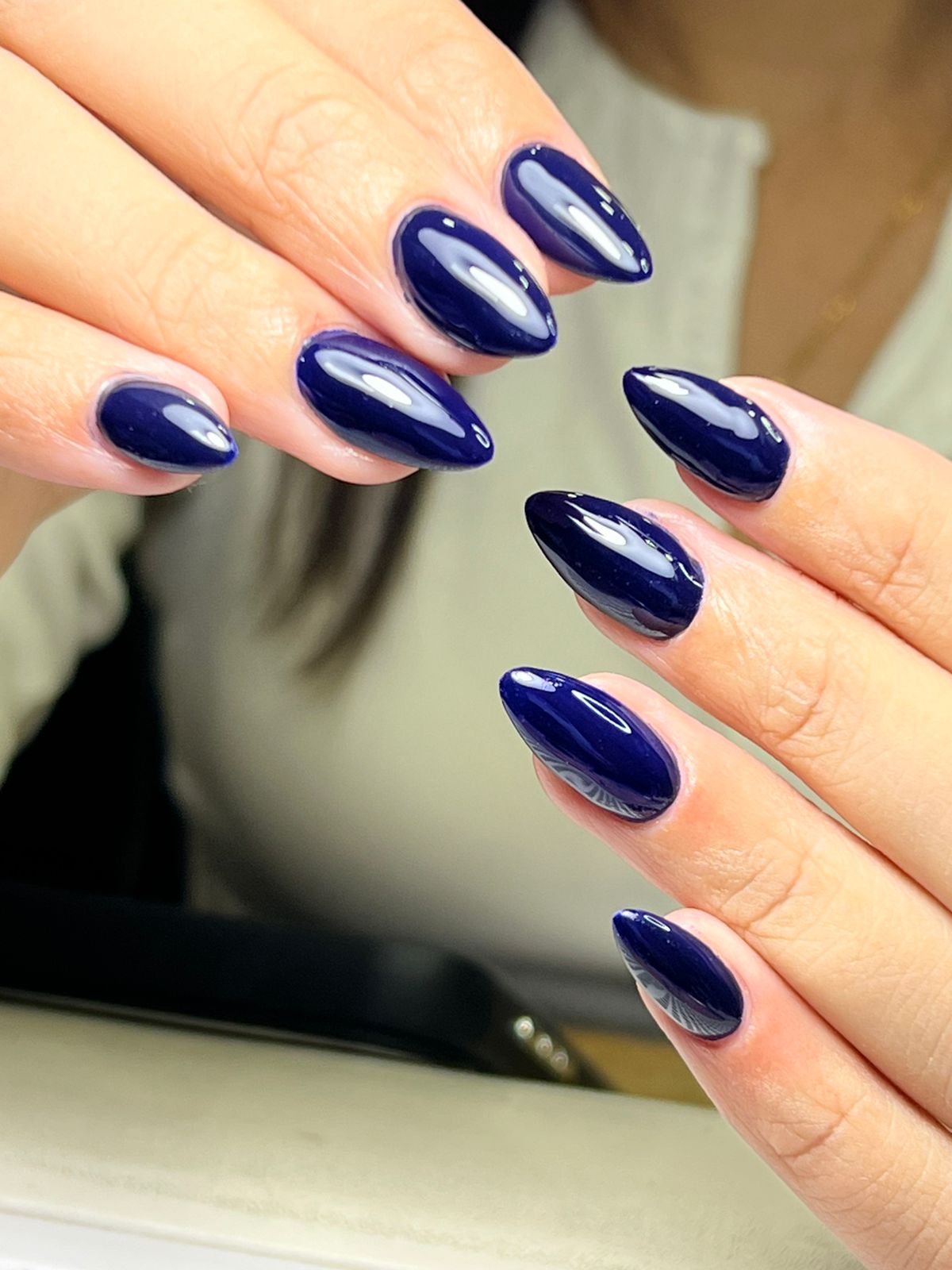 Manicura azul profundo realizada en el salón