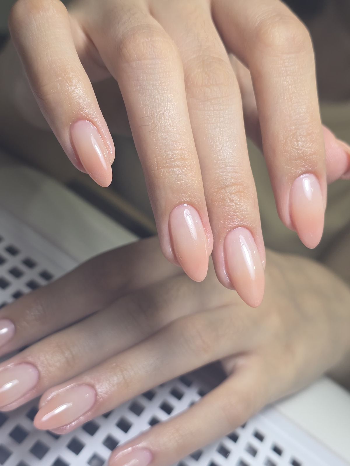 Manicura nude en forma almendrada