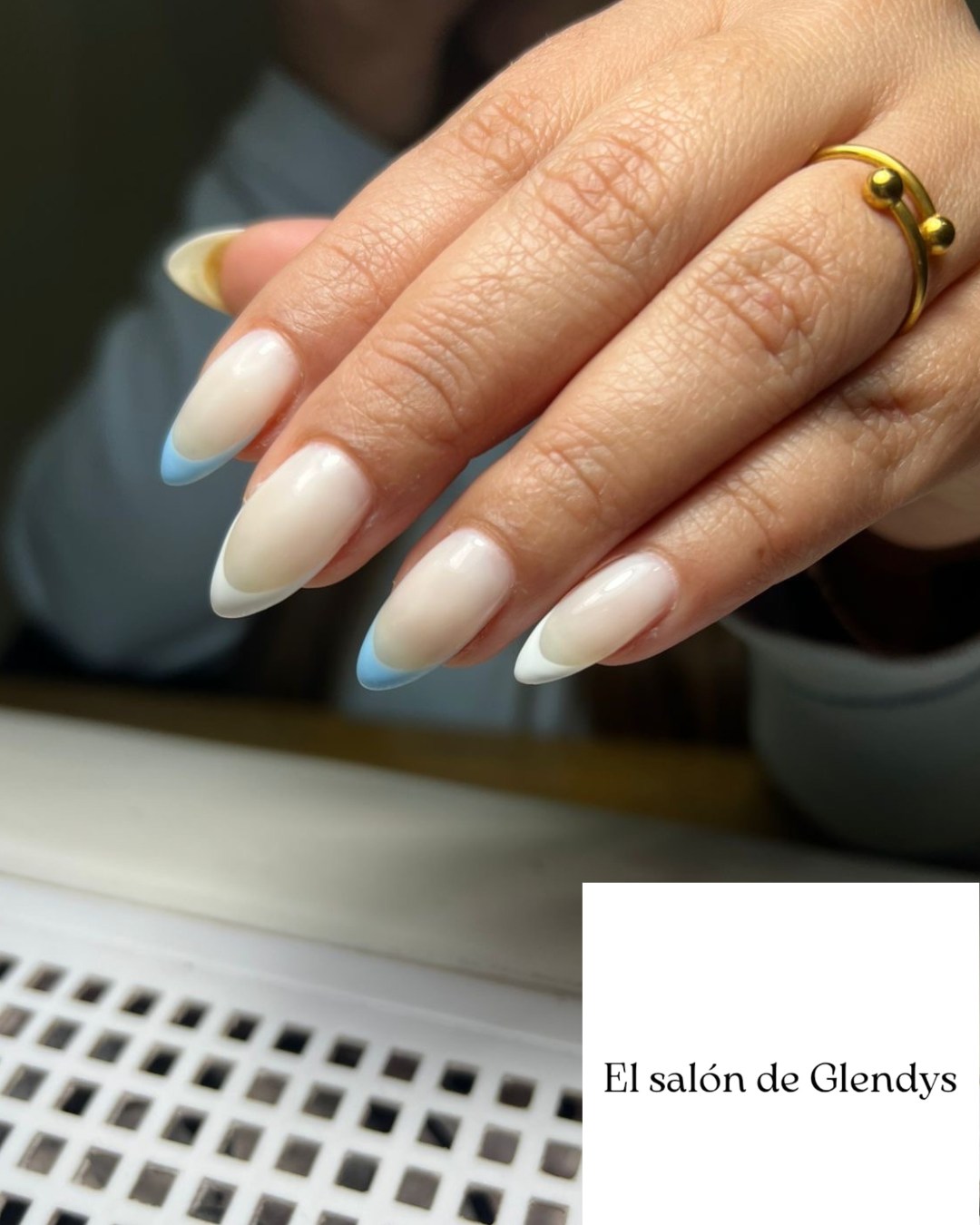 Manicura soft French con delicado degradé celeste