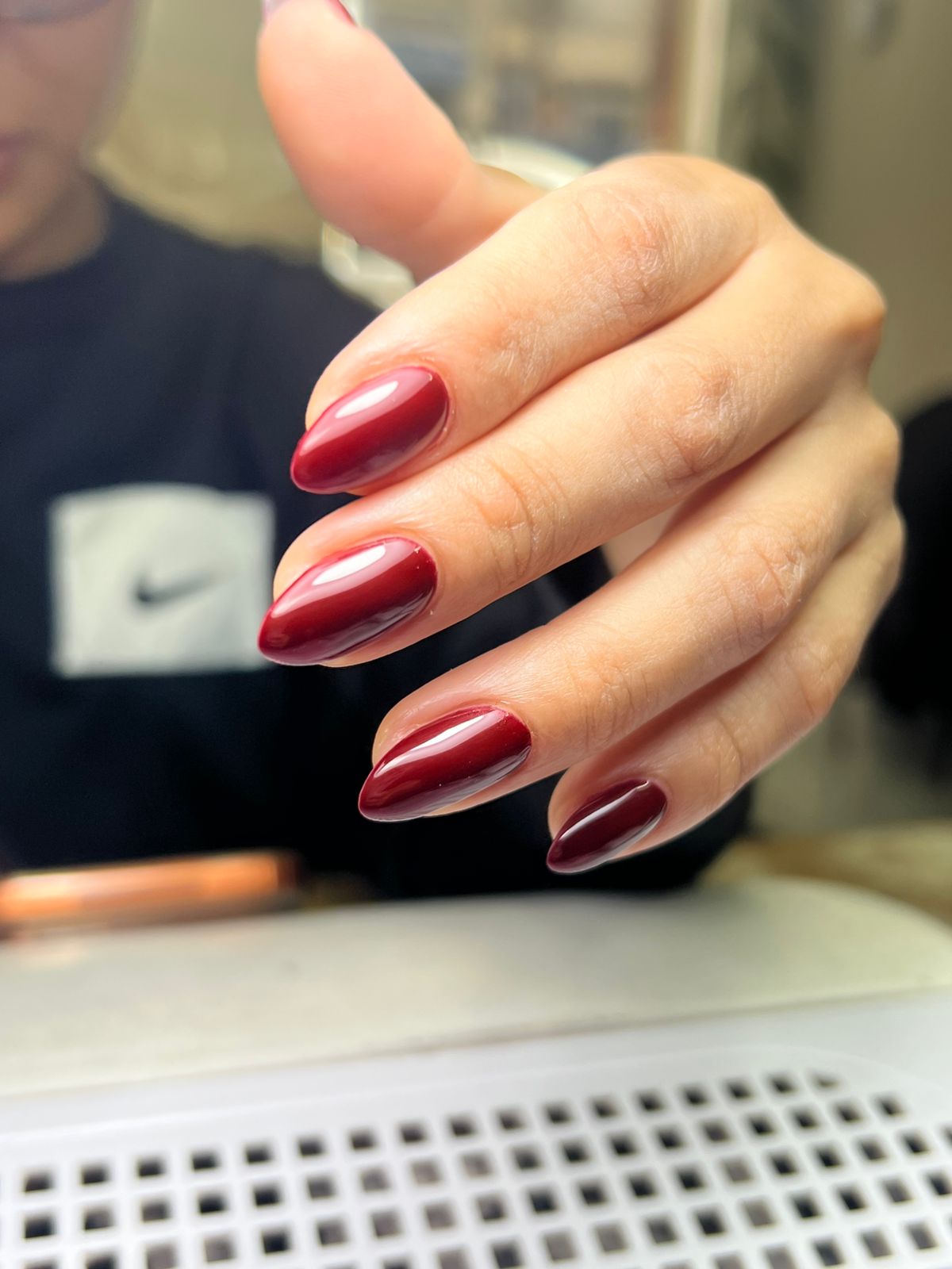 Manicura color vino con acabado brillante realizada en el Salón de Glendys